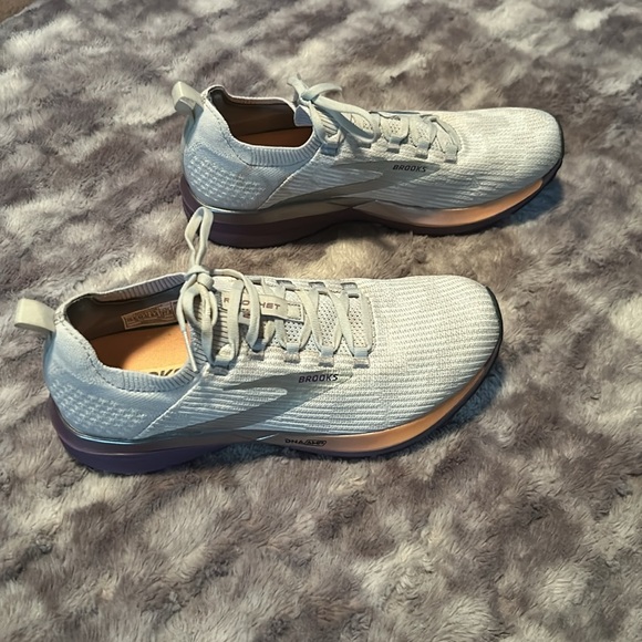 EUC - Brooks Ricochet 2 Womens Sneaker Running Shoes - Grey/Cantaloupe/Grape - Picture 4 of 8